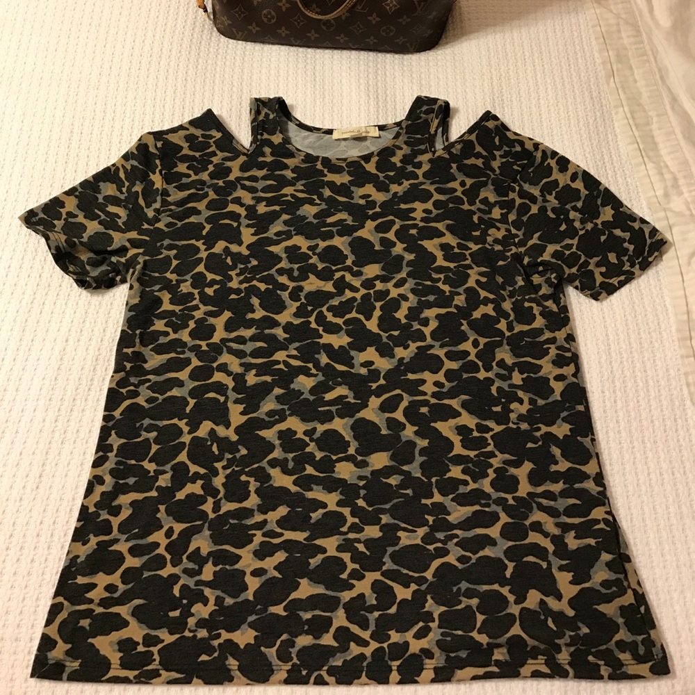 Leopard cut out shoulder tee