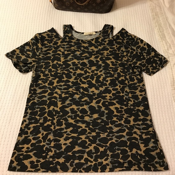 Leopard cut out shoulder tee - Picture 1 of 4