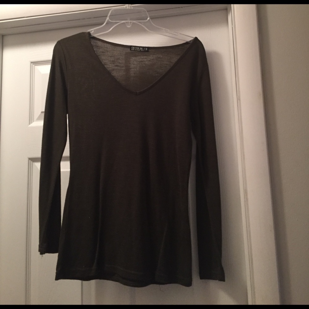 Green long sleeve knit shirt