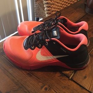 Nike metcon 2 black and orange/clay color