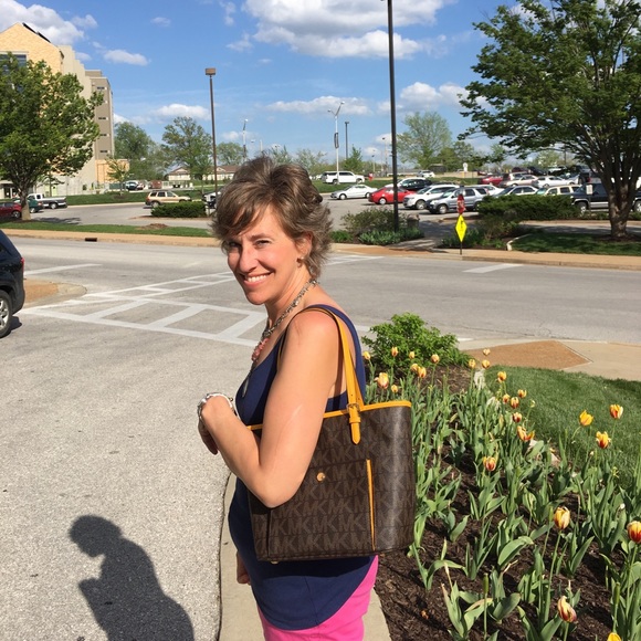 Michael Kors tote - Picture 1 of 4