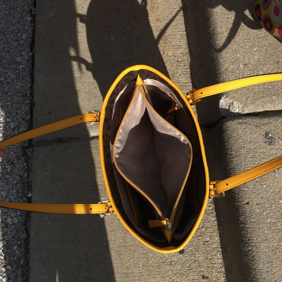 Michael Kors tote - Picture 3 of 4