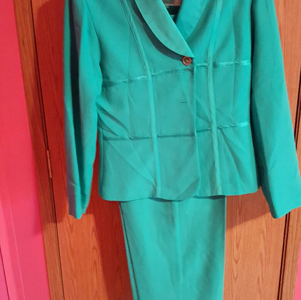 Elegant green pant suit