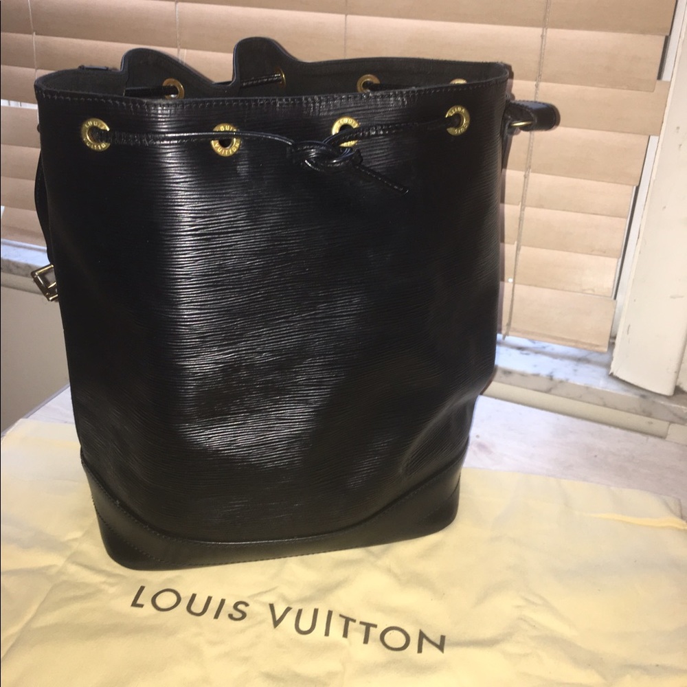 Louis Vuitton black epi leather noe
