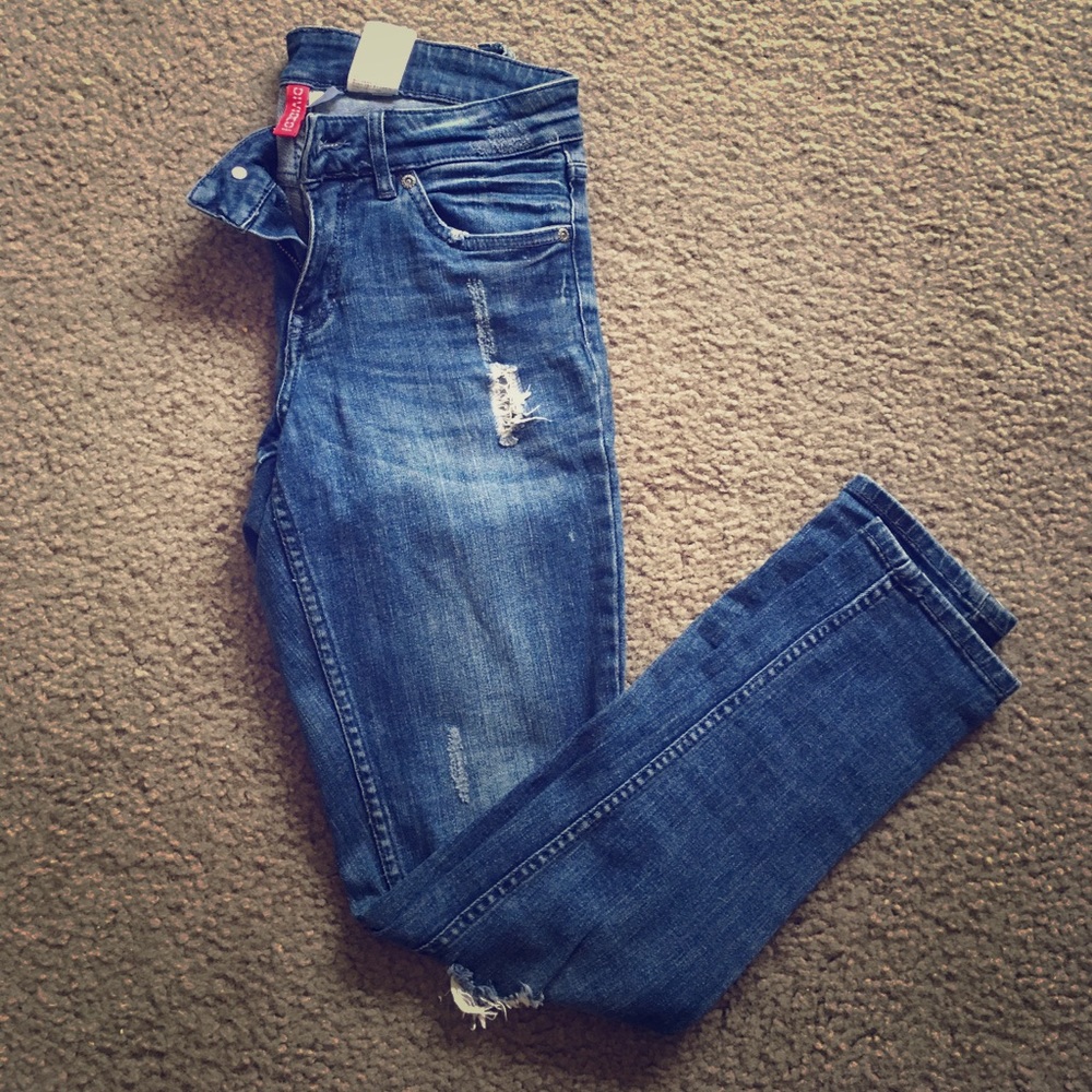 Distressed skinny jeans