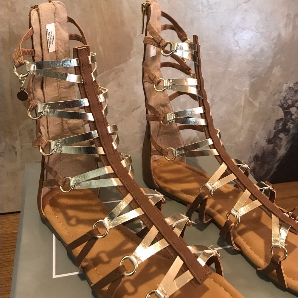 Tahari Gladiator in brown and gold. Fits size 8.5