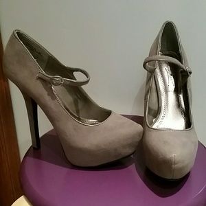 Anne Michelle Gray Platform Pumps
NWOT