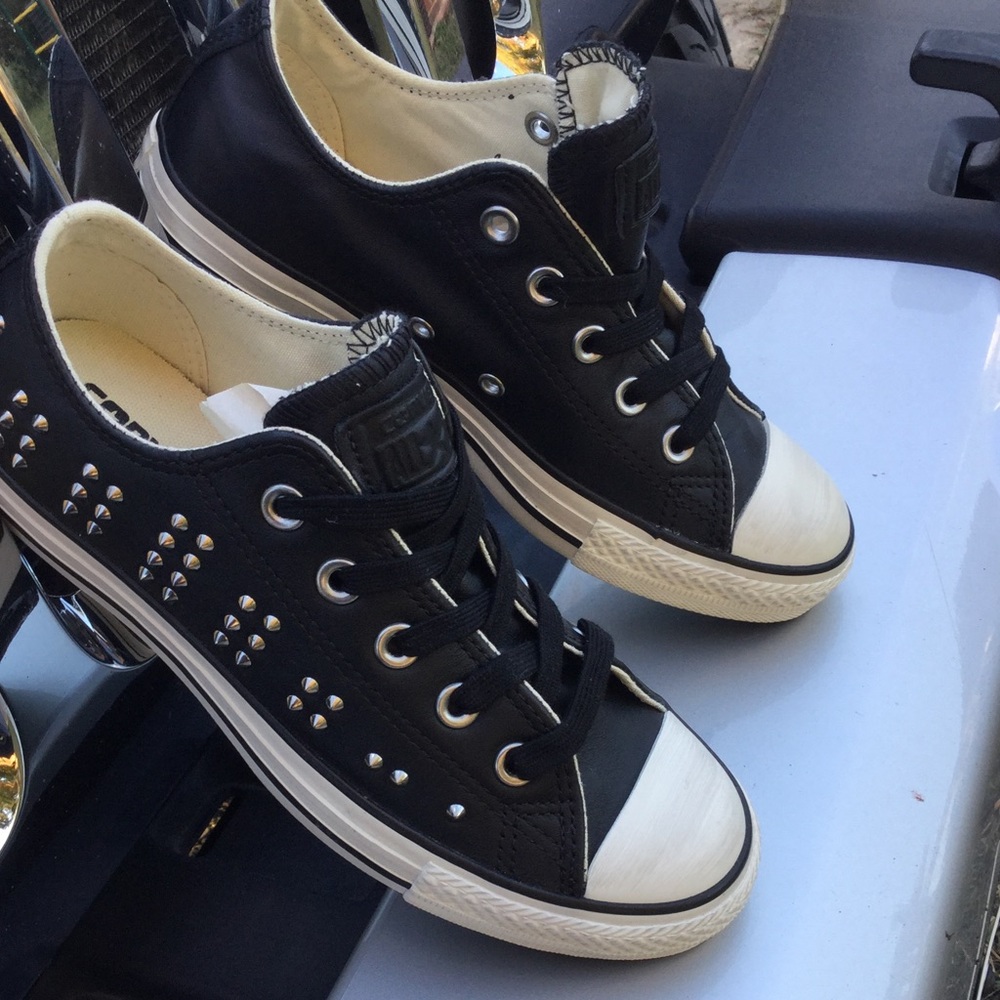 Last pair!!! 6.5 Women's Studded Converse - Picture 2 of 6