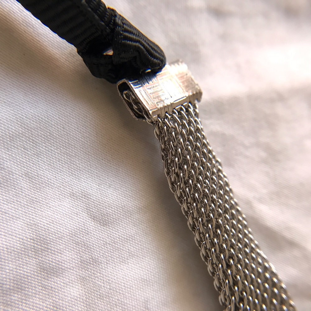 Banana Republic's Jewel of Versatility: Crystal,  Silver Mesh and Ribbon in Noir - Picture 6 of 6