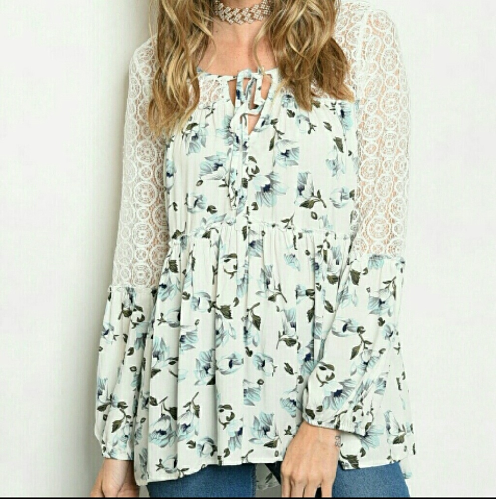😘SUNDAYSALE! Floral and Lace tunic w/bell sleeves