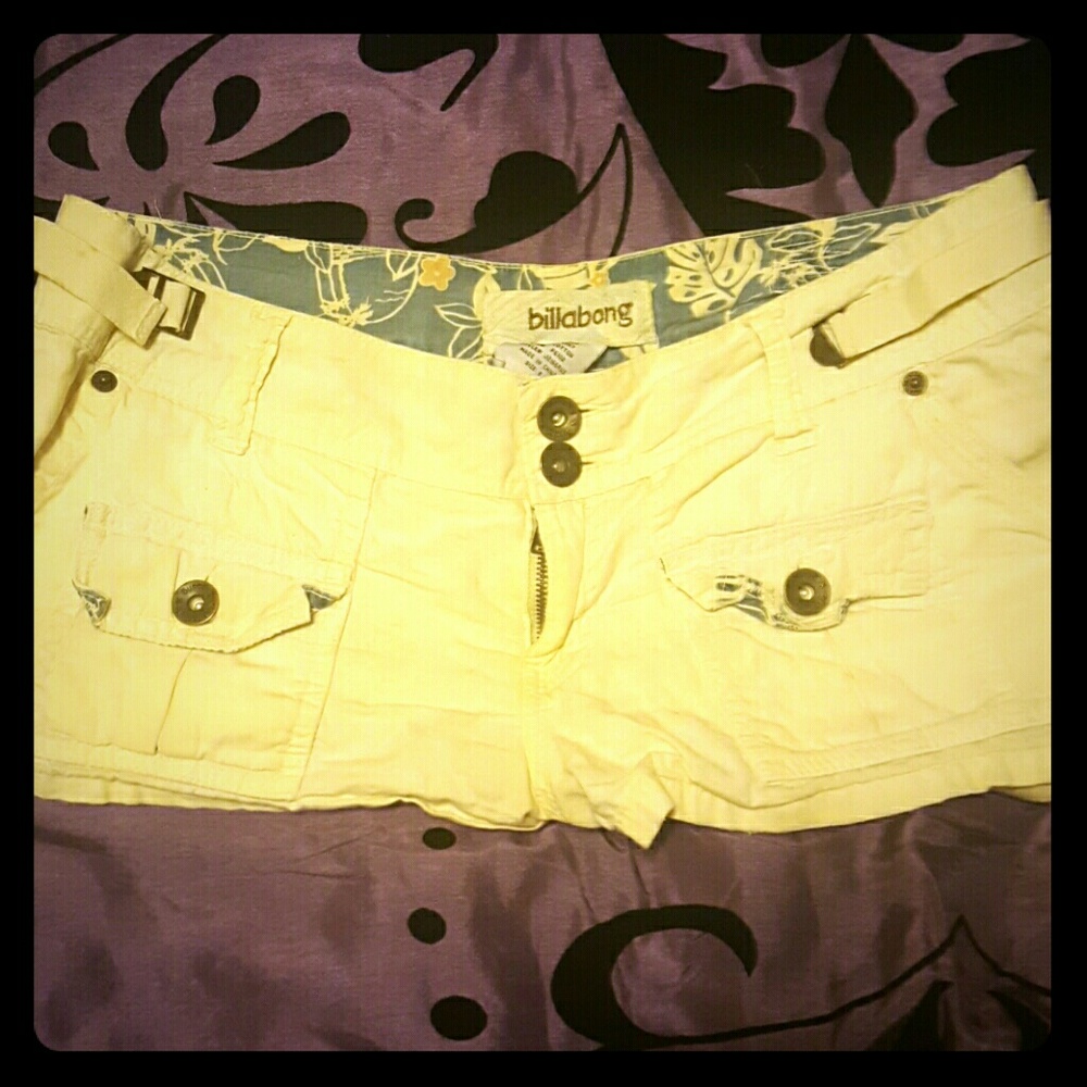 Cute yellow juniors billabong shorts