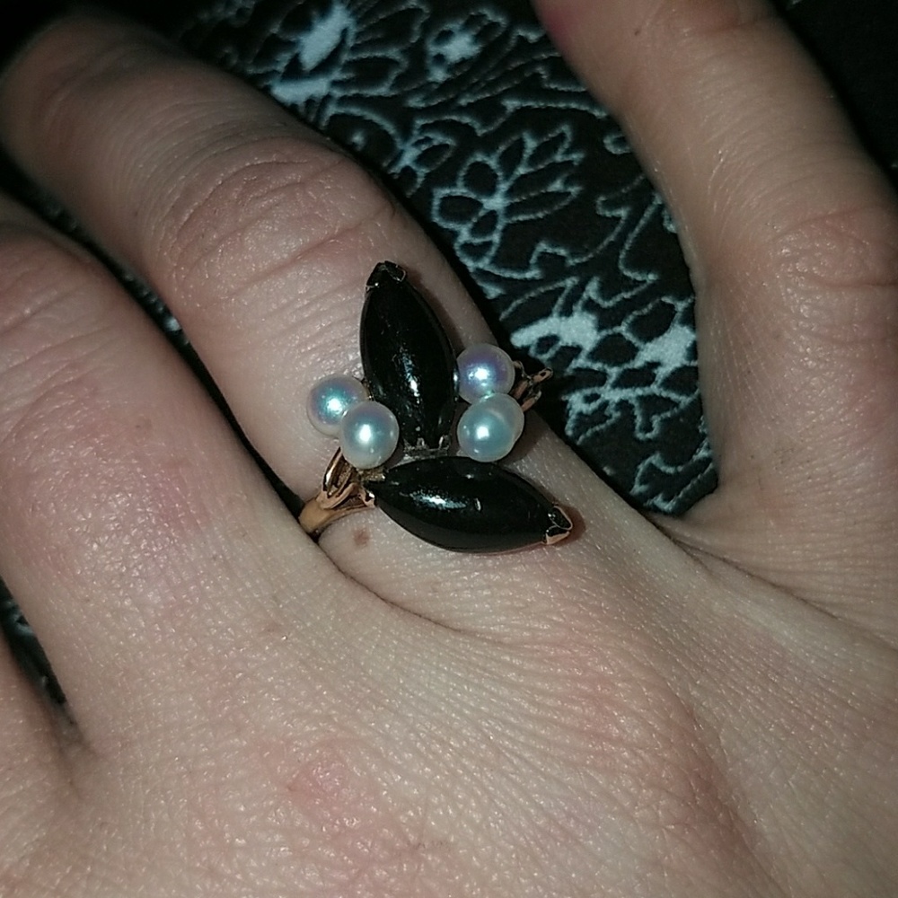15k yellow gold antique onyx and seed pearl ring