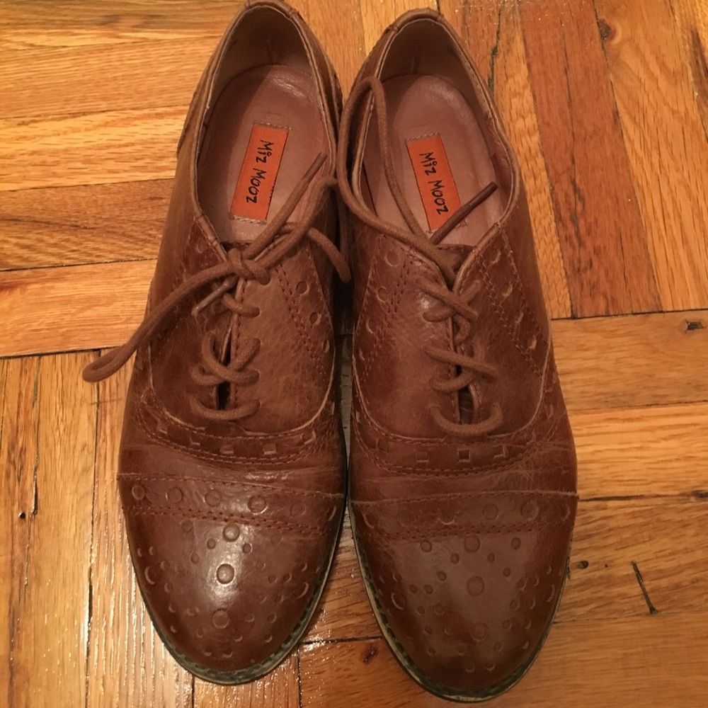 Brown trendy oxfords Size: 5 1/2