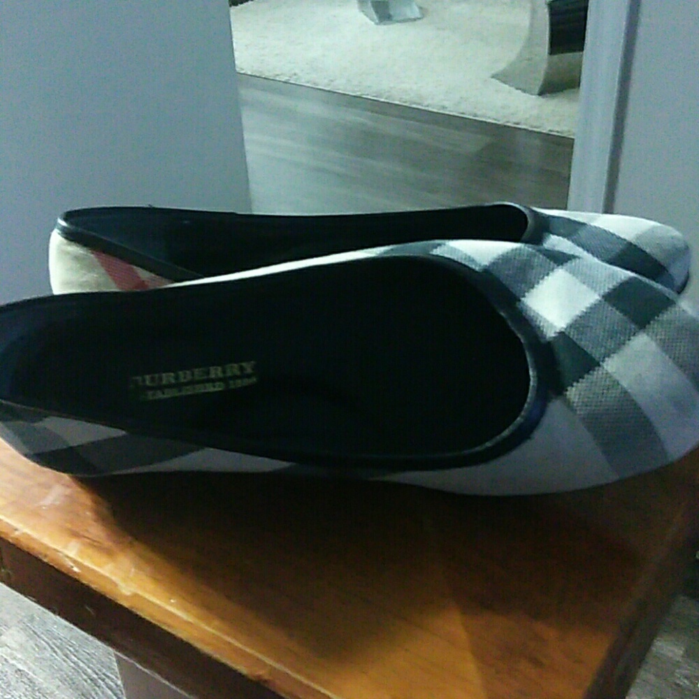 Authentic Girl Burberry shoesq