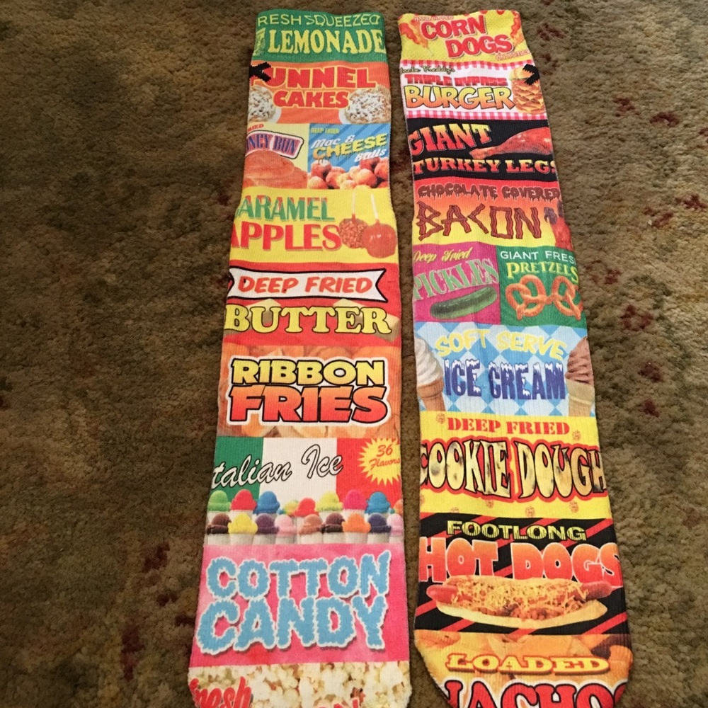 GRAPHIC TALL SOCKS