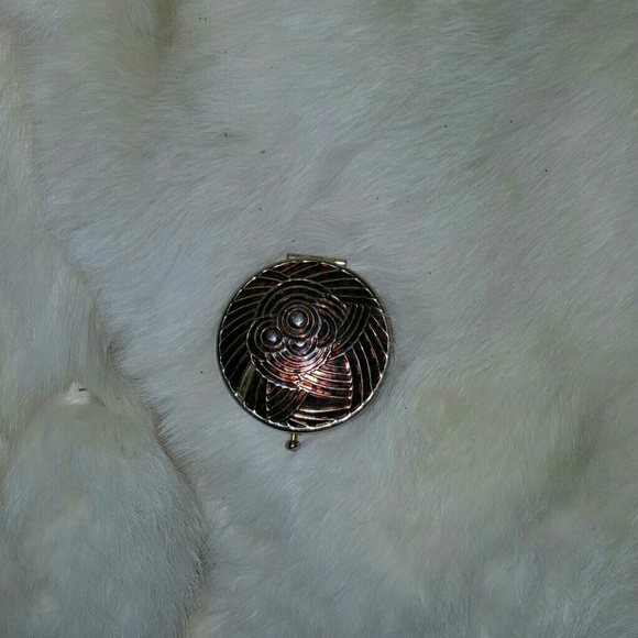 (SOLD) Estee lauder small compact pressed powder - Picture 2 of 4