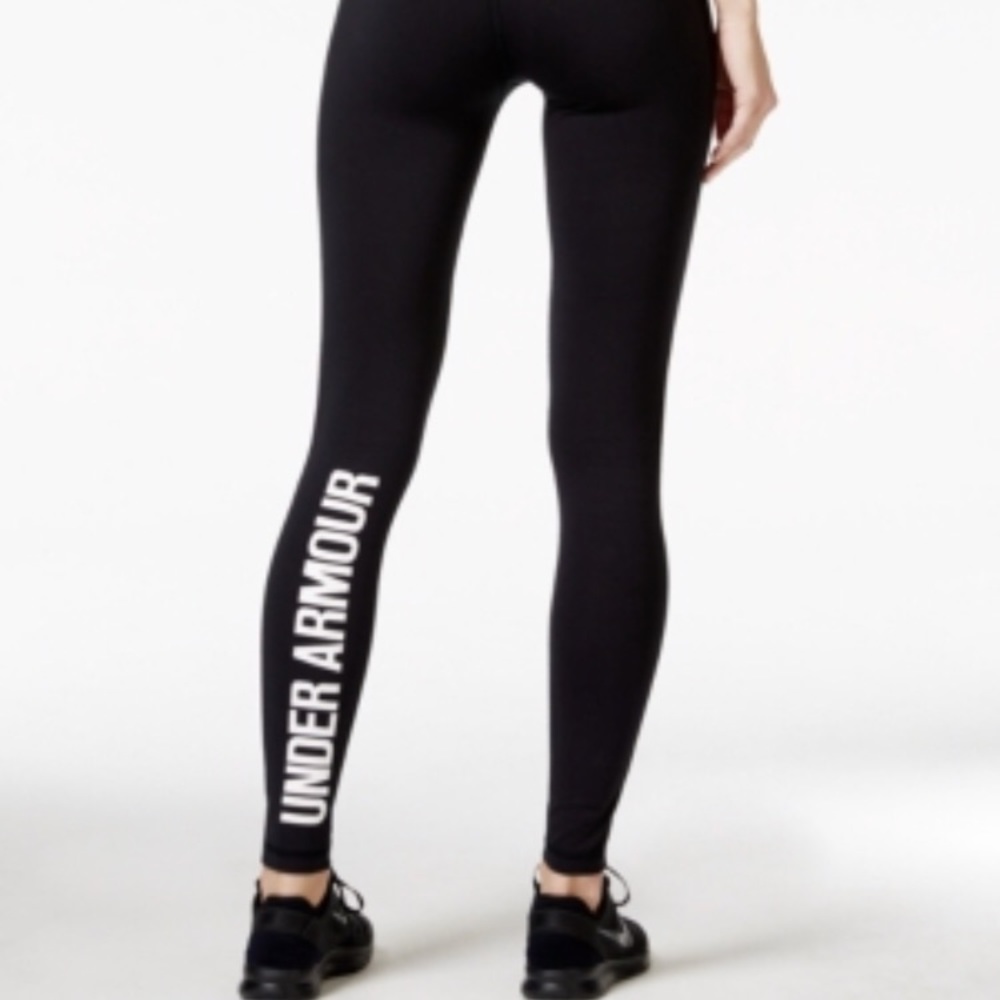 Under Armour size Small fitted black crop pant