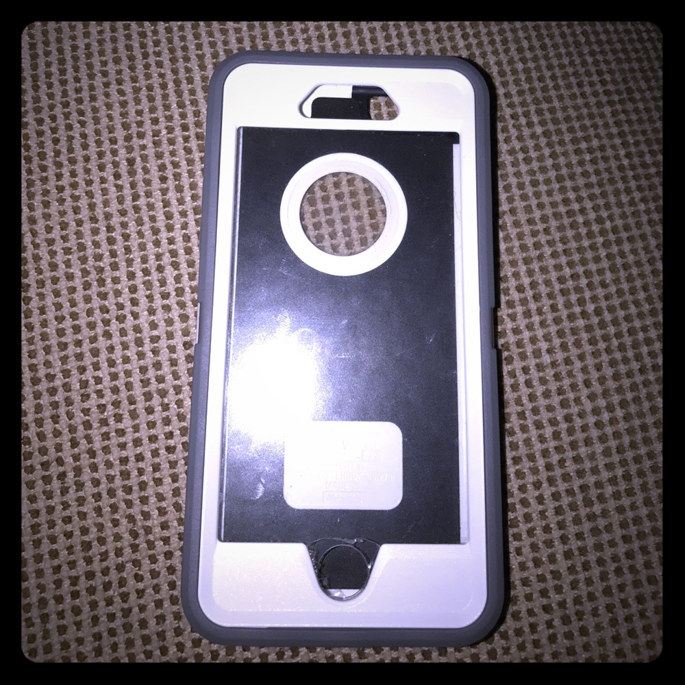 Selling an Otter box for either a 6 or 6s.