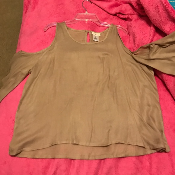 a half shoulder shirt with sleeves - Picture 1 of 1