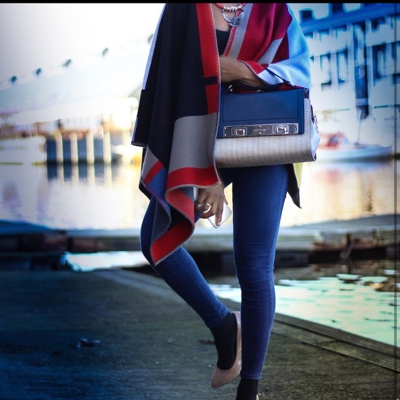 Color block cape - Picture 3 of 4