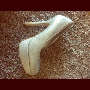 8.5 Womens Heels great for Prom !