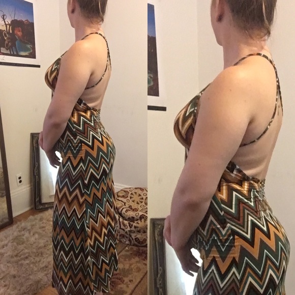 Maxi dress with an open back - Picture 2 of 4
