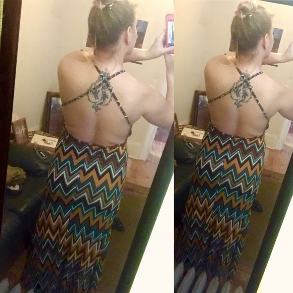 Maxi dress with an open back - Picture 3 of 4