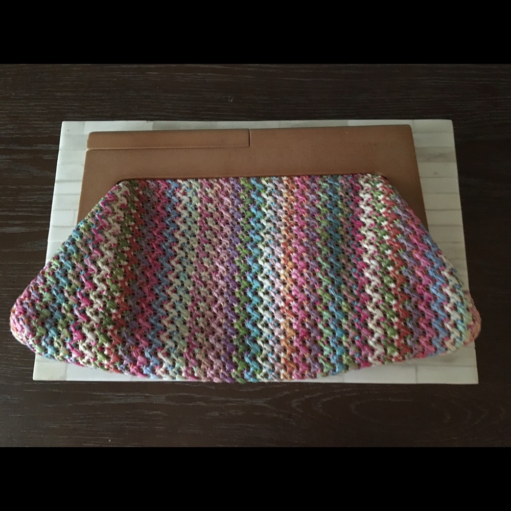 Bright stripe clutch