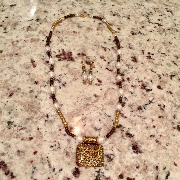 Freshwater pearl and hammered metal jewelry set - Picture 2 of 2