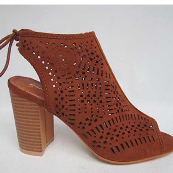 🇺🇸SALE Laser Cut Taupe Peep Toe Booties - Picture 3 of 4