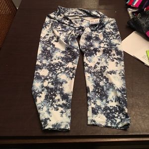 Onzie blue and white cropped leggings