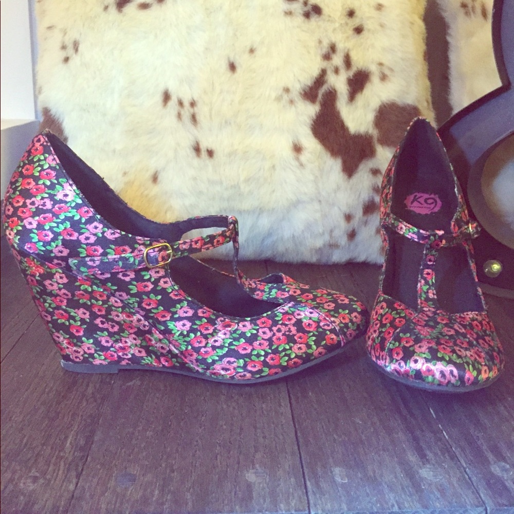 Rocket Dog T-Strap Floral Wedges