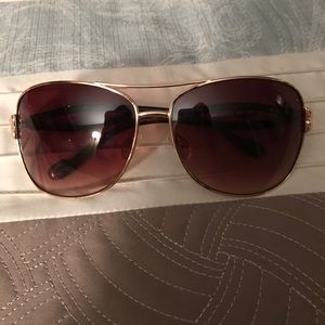 Jessica Simpson aviator sunglasses