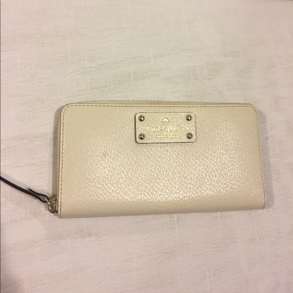 ✨White Kate Spade Wallet✨