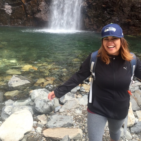 Aloha from Seattle! 🌺 - Picture 2 of 3