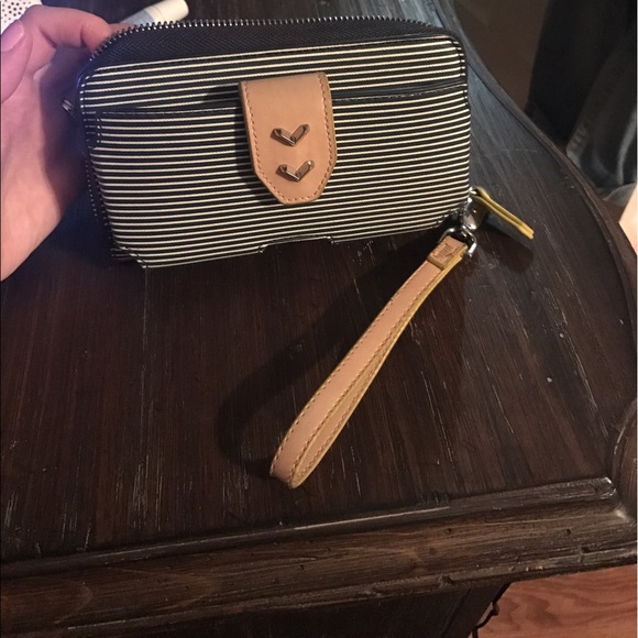 Stella & Dot Handbags - Clutch fits iPhone 7 like new 🎉