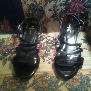 Cole haan size 10 low wedge strappy buckles