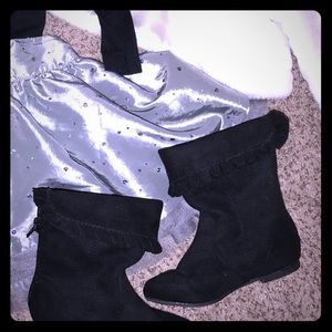 Black suede toddlers fold-over, zip down boots