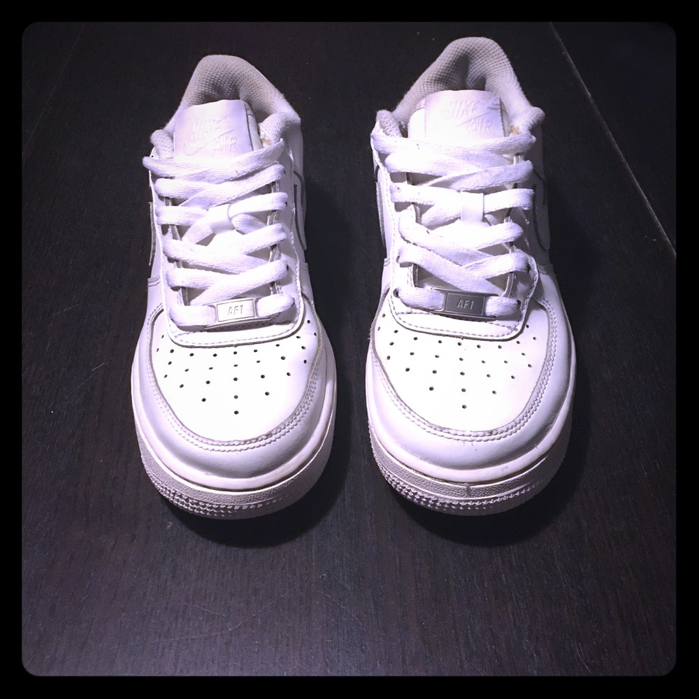 White Nike Air Force 1! 4Y