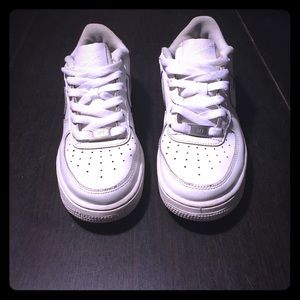 White Nike Air Force 1! 4Y