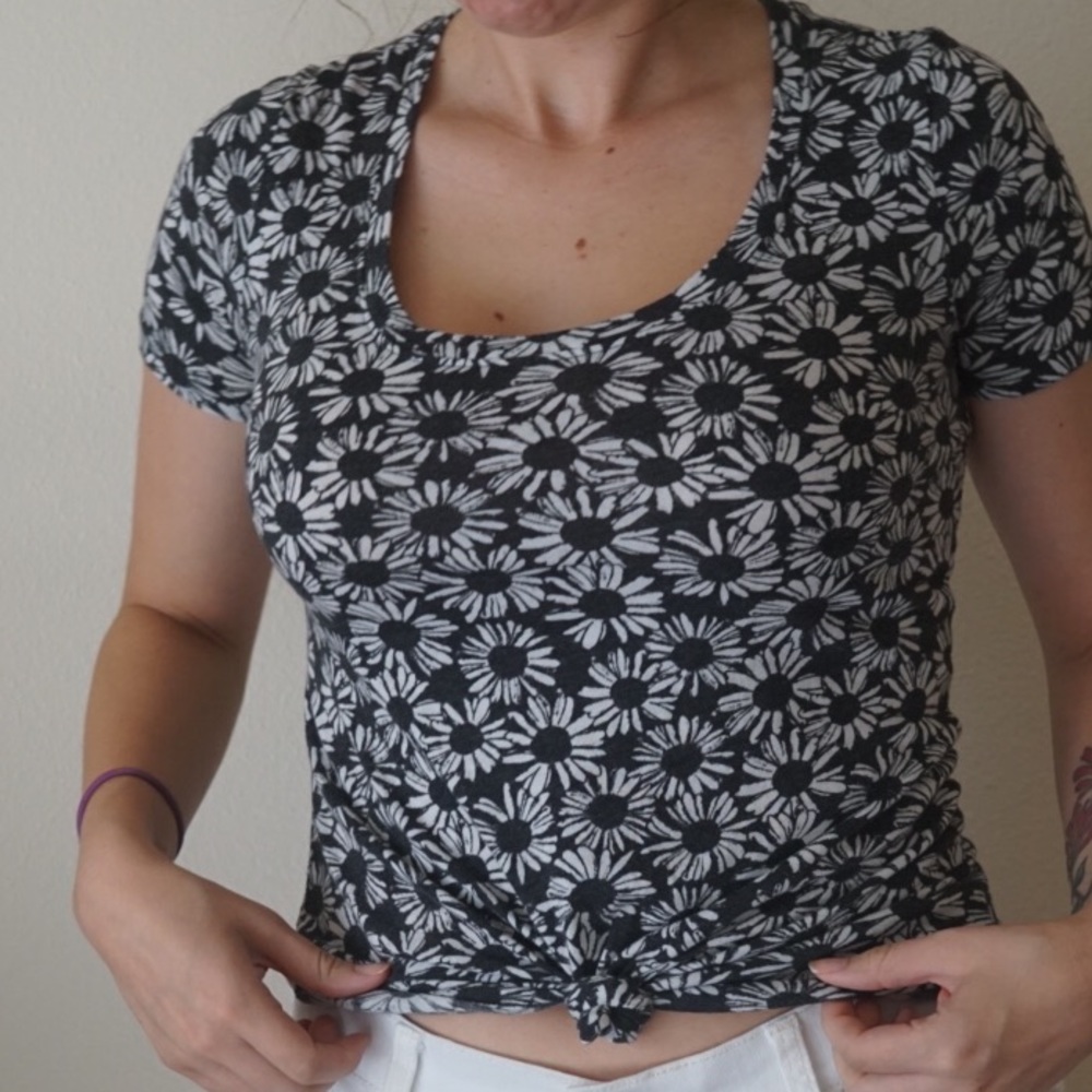 Black and white flower tshirt
