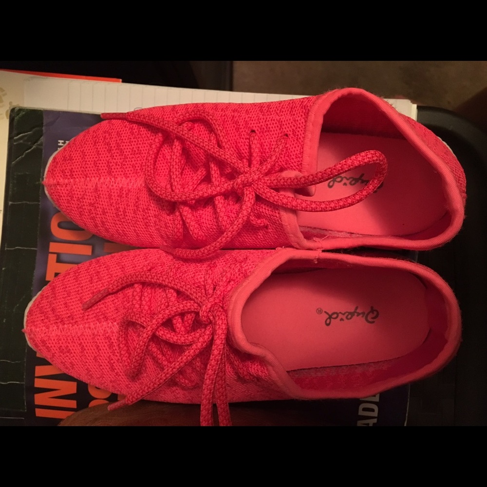 Tennis shoes