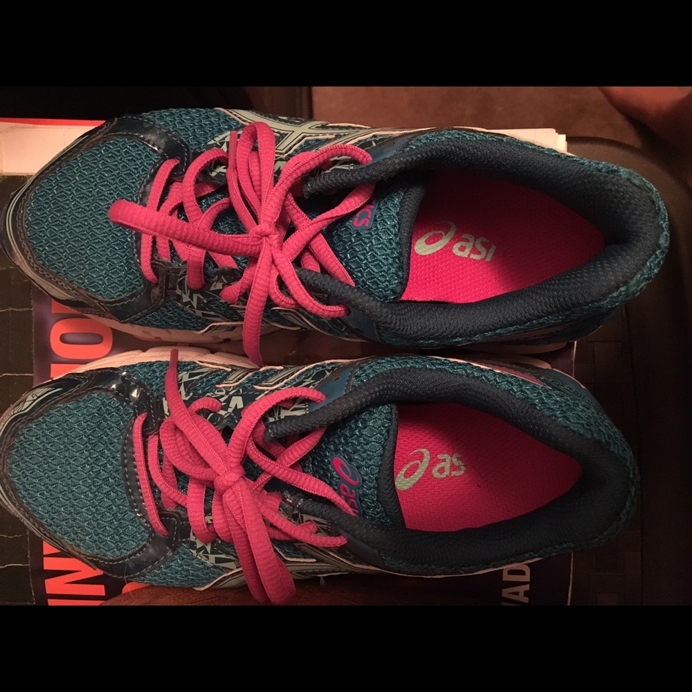 Tennis shoes