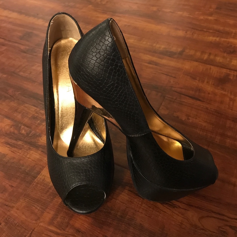 Sexy black & gold high heels 👠!!!