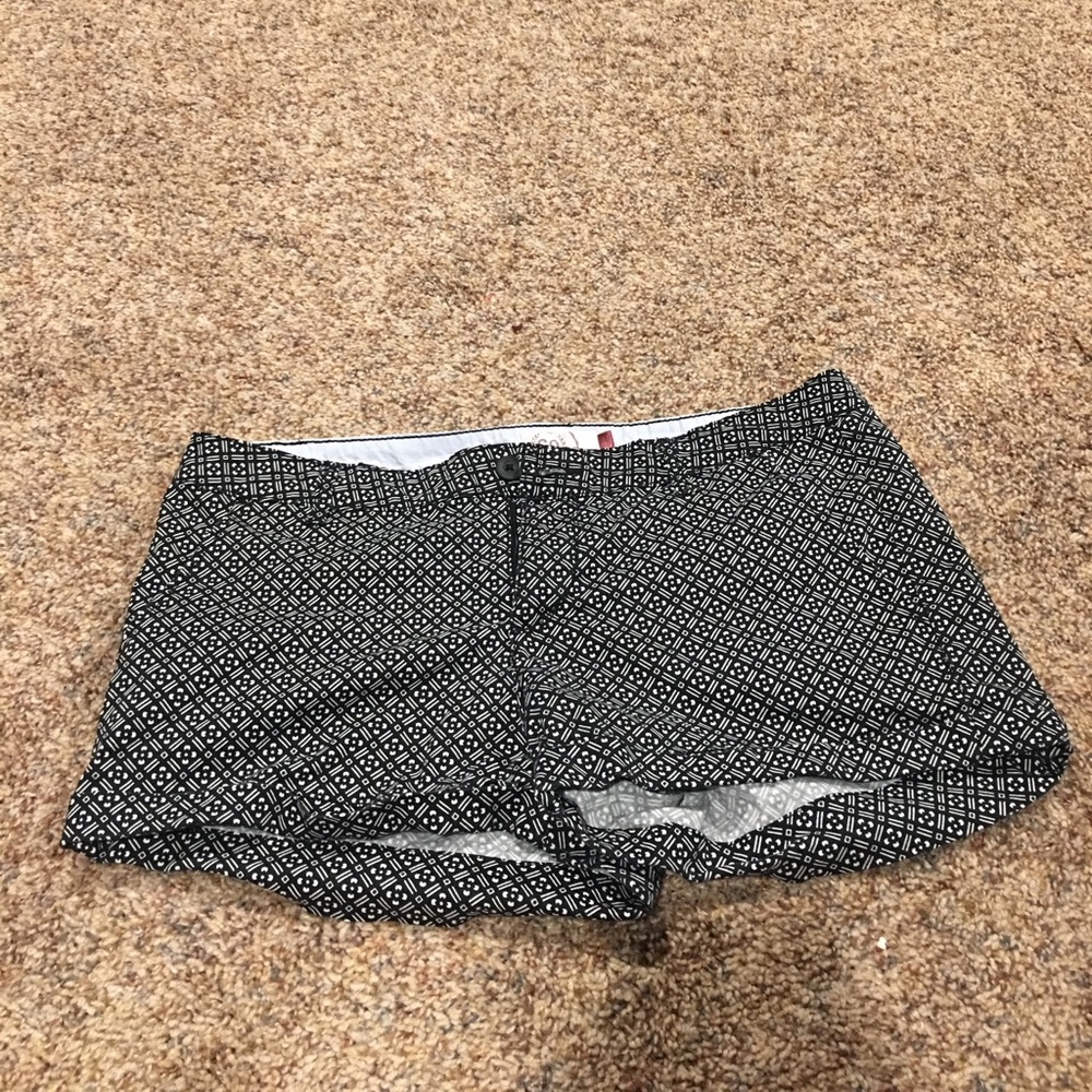 Printed black and white shorts