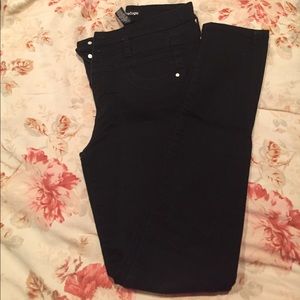 High-wasted black skinny
