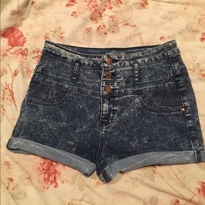 High-wasted washed out jean short