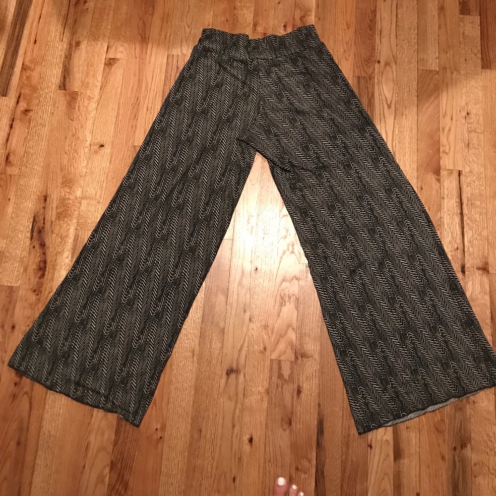 Black/white wide leg patterned palazzo pants.