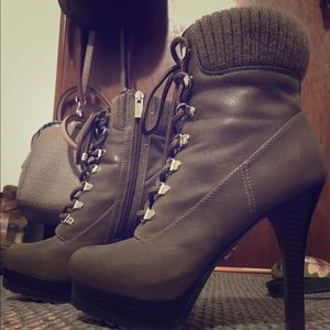 Jennifer Lopez high heel boots