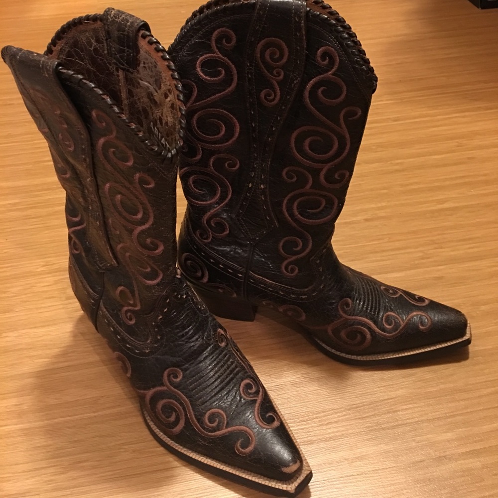 ❌SOLD❌ 🆕 ARIAT women's distressed dark brown